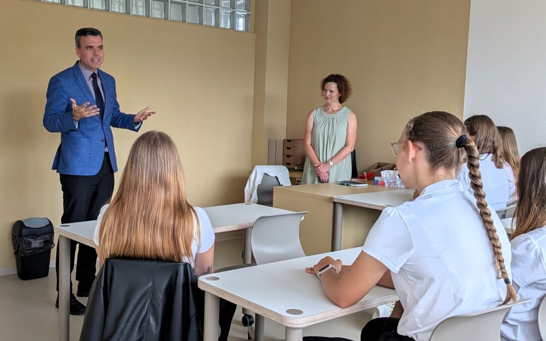 Gymnázium Parentes přivítalo v lavicích první studenty